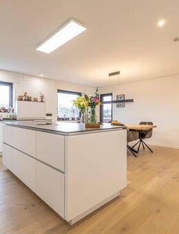 Sofort bezugsfrei! Moderne Penthouse-Wohnung mit Aufzug und Doppelgarage - Bretten
