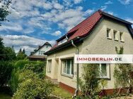 IMMOBERLIN.DE - Wohlfühllage! Kleines Landhaus mit großer Gartenidylle - Falkensee