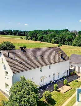 Sehr gepflegtes Bauernhausanwesen mit Pferdestall, Nebengebäuden und arrondierten Wiesen und Weiden - Walterschen