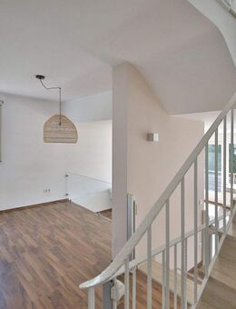 Pforzheim-Wartberg: Splitlevel-Reihenendhaus mit Garten und Panoramablick - Pforzheim