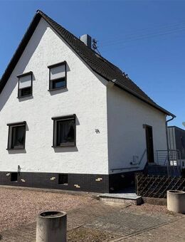 Einseitig angebautes Familienhaus mit Carport in Rehlingen Siersburg zu verkaufen - Rehlingen-Siersburg