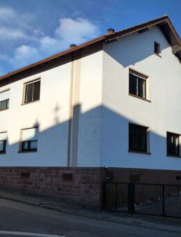 Hütschenhausen - Freistehendes Einfamilienhaus mit zwei Garagen und Garten - Hütschenhausen