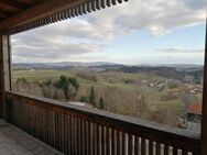 Charmante 2-Zimmer-Wohnung mit sonnigem Balkon und Panoramablick - Perlesreut