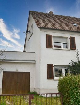 Tolles Grundstück mit REH, vollständige Sanierung notwendig, teilvermietet - Friedberg (Hessen)