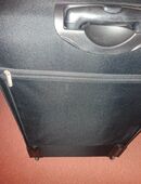 Schwarzer Stoffkoffer mit Rollen in 16356