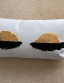 Deko-Kissen mit Wimpern & Gold-Pailletten - Weiß - Wie Neu in 65205