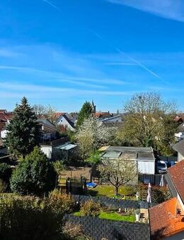 Hermann Immobilien: Charmante 2-Zimmer-Dachgeschosswohnung mit Balkon in Bruchköbel - zentrumsnah im 4-FH - Bruchköbel
