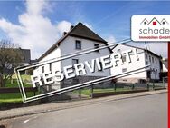 SCHADE IMMOBILIEN - Gemütliches Einfamilienhaus mit Doppelgarage und Garten zu verkaufen! - Herscheid