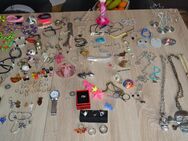 Sehr viel z.t alter Modeschmuck abzugeben.Uhren,Ketten,Ringe usw ca.3,6 Kg - Wetter (Ruhr)