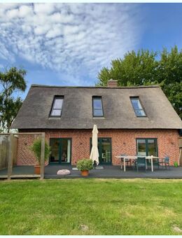 Traumhafter Blick ins Eiderstedter Land: Topsaniertes Landhaus unter Reet mit Erdwärme, Kamin uvm. - Oldenswort