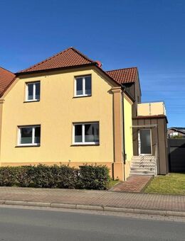 Wohn- und Geschäftshaus mit Garten, 1 große Wohnung über 2 Ebenen, 1 Reihenendhaus, 1 Gewerbeeinheit, Stellplätze und Carport - Bergkamen