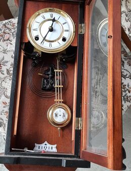 Analoge Wanduhr mit Pendel und Schlagwerk, Braun-Schwarze Optik - Dormagen