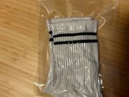 Zwei Tage alte Sportsocken, jetzt verfügbar! - Hamburg Bergedorf