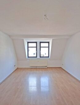 Zentrale 3-Zimmer-DG-Wohnung mit Stellplatz - Sonneberg