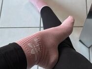 Suche Frauen/Girls für Fußmassage Socken riechen und Fußsklave - Höxter