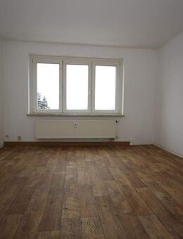 **Helle 3-Zimmer-Wohnung im 2 OG zu vermieten! - Stabile Heikosten durch Holzhackschnitzelanlage** - Reuth (Sachsen)