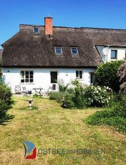 Wusterhusen, Doppelhaus, Reetdach, Grdstk. ca. 860 m², Wfl. ca. 121 m², Kaminofen, 4 Zi., 2 Bäder, Carport, elektrisches Tor, Toller Garten - Wusterhusen