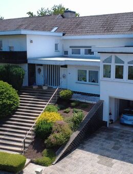 Traumhafte Villa mit zauberhaftem Garten, Einliegerwohnung und Indoor Pool - Battenberg (Eder)