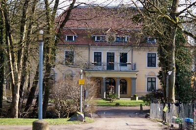 Denkmalgeschütztes Schloss mit zwei Nebengebäuden und großem Schlosspark mit zwei Weihern