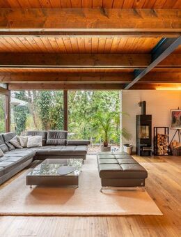 AIGNER - Charmanter Bungalow im Mid-Century-Stil mit uneinsehbarem Grundstück - Gröbenzell