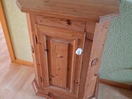 Selbst hergestellter kleiner Schrank mit Spiegel aus massivem Holz - Gau-Algesheim