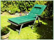POLYRATTANLIEGE, braun mit "Sun Garden" POLSTERAUFLAGE, grün, gebraucht. - Krummhörn