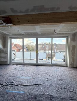 MANNELLA *Wohnen über den Dächern in Rheinnähe* Giebelausbau, Einbauküche und altersgerecht. - Köln