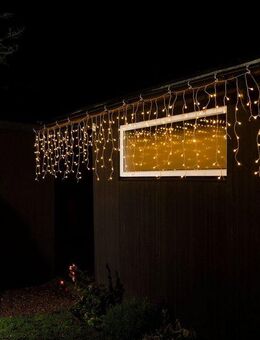 KONSTSMIDE LED-Lichtervorhang Weihnachtsdeko aussen, 400-flammig, LED Eisregenvorhang, mit weißen Globes, 400 bernsteinfarbene Dioden