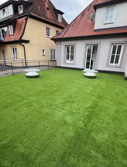 Generalsanierte 2 Zi.-Wohnung mit Einbauküche und ca. 45m² Dachterrasse mitten in der Ellwanger Innenstadt - Ellwangen (Jagst)