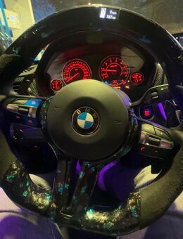 Individuelles Carbon Lenkrad mit LED Anzeige und Carbon Schaltwippen - Hamburg