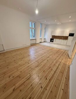 Hochwertig sanierte 3-Zimmer-Wohnung mit Balkon und Einbauküche in Charlottenburg - Berlin