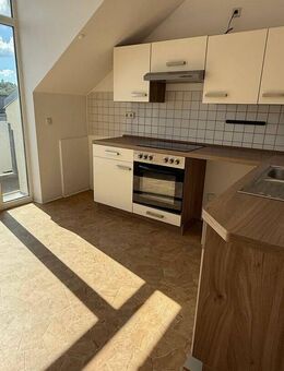 Toller Balkon an der Küche - EBK - Tageslichtbad mit Badewanne - Chemnitz