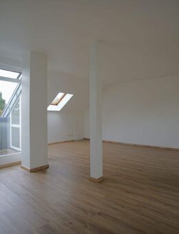 Geräumige und helle Dachgeschosswohnung mit Terrasse in praktischer Lage - Ideal für ruhighe Singles, Paare oder als Zweitwohnung - Kehl