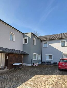 Harmonisches Leben in Röslau - lassen Sie sich von diesem Angebot verzaubern. 2-Familienhaus mit 6 Garagen - Röslau