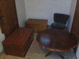 Holzmöbel, Teppich und Sessel in 22297