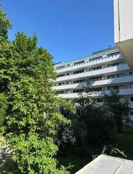 Sehr schöne 2 ZKB mit Balkon und optional TG Stellplatz - München