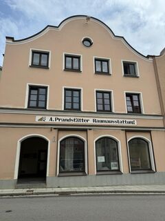 Großzügiger Geschäfts- oder Wohnraum im Erdgeschoss am Marktplatz von 84367 Tann